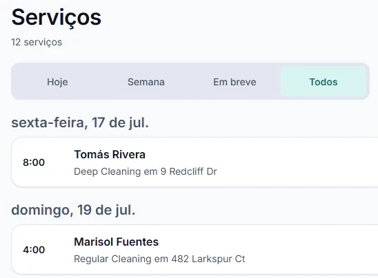 A tela Serviços do app: um seletor Hoje, Semana, Próximos e Todos, e as visitas por dia com horário, cliente, serviço e endereço.